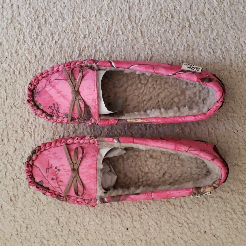 Western Chief pink camouflage slippers NWOT